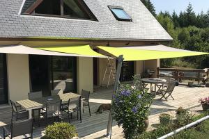 menuiserie-cassin-voile-ombrage-poteau-anis-taupe-exterieur-terrasse